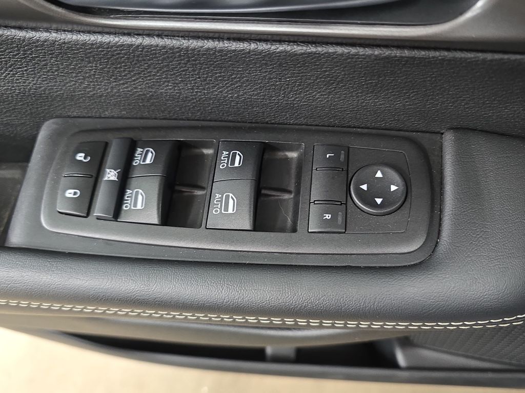 Used 2025 Chrysler Pacifica - photo 32