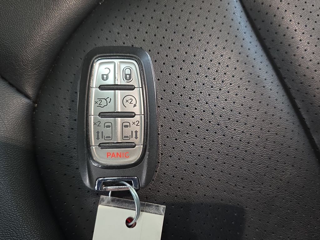 Used 2025 Chrysler Pacifica - photo 39