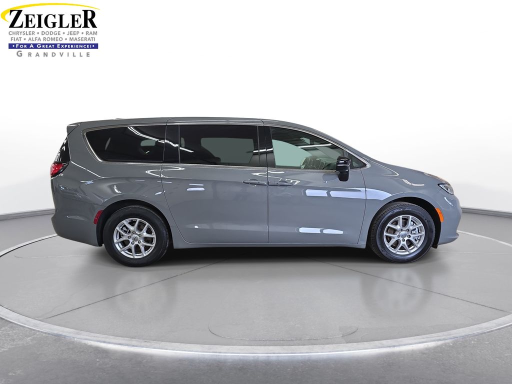Used 2025 Chrysler Pacifica - photo 6