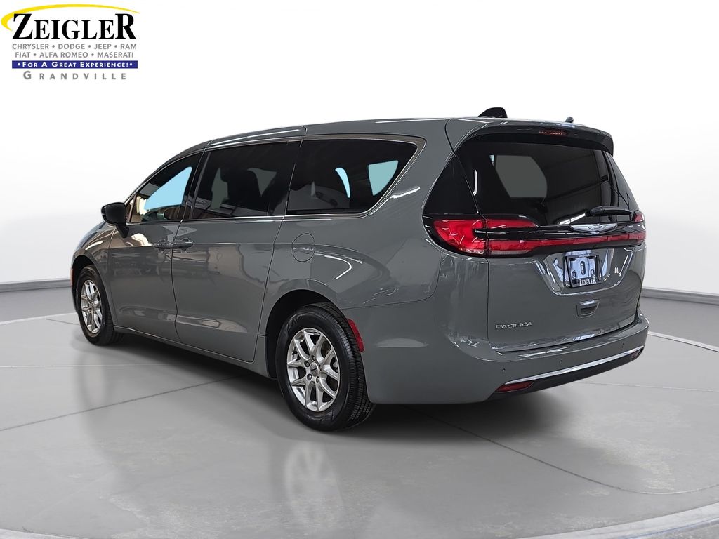 Used 2025 Chrysler Pacifica - photo 9