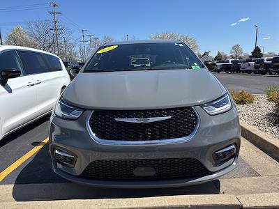 Used 2025 Chrysler Pacifica - photo 2