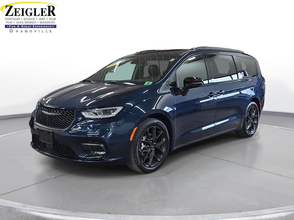 Used 2025 Chrysler Pacifica - photo 1
