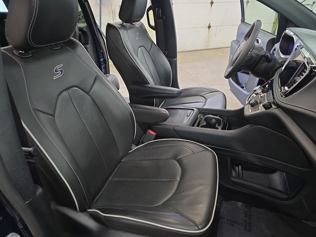 Used 2025 Chrysler Pacifica - photo 12