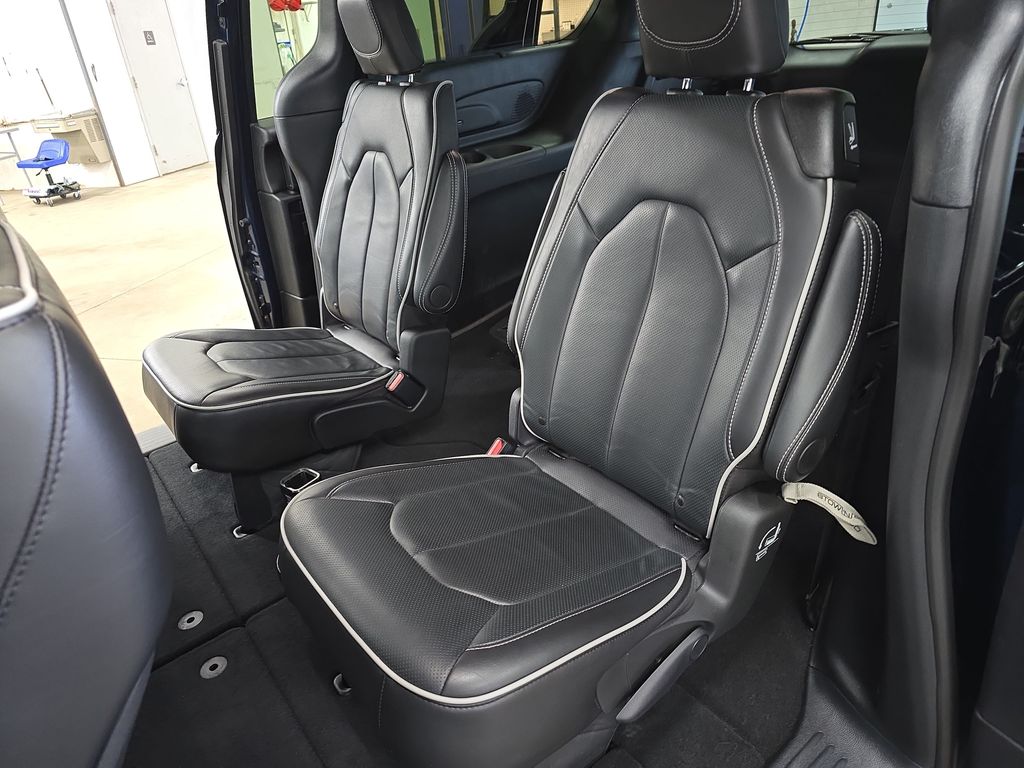 Used 2025 Chrysler Pacifica - photo 18