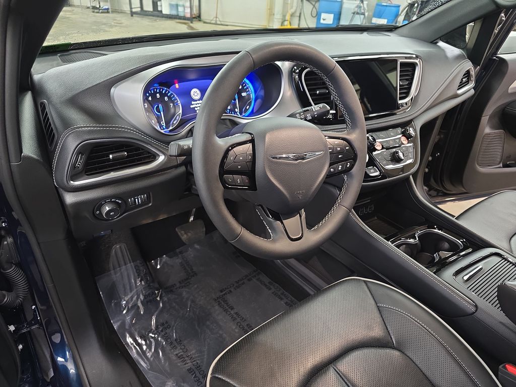 Used 2025 Chrysler Pacifica - photo 20