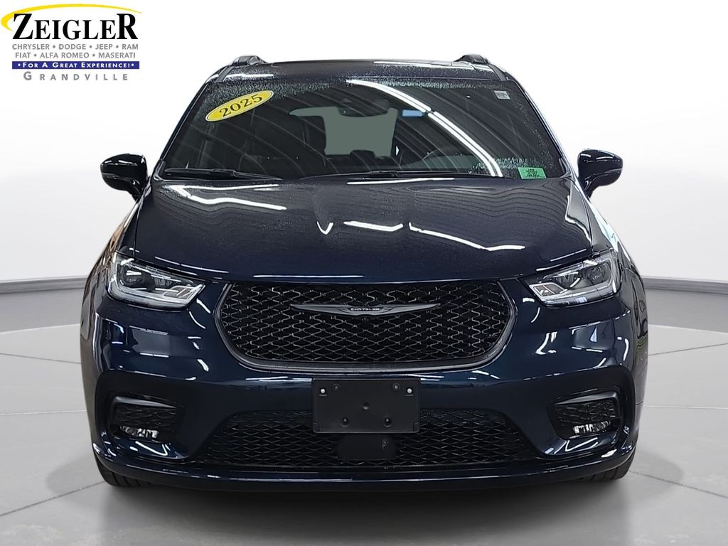 Used 2025 Chrysler Pacifica - photo 2