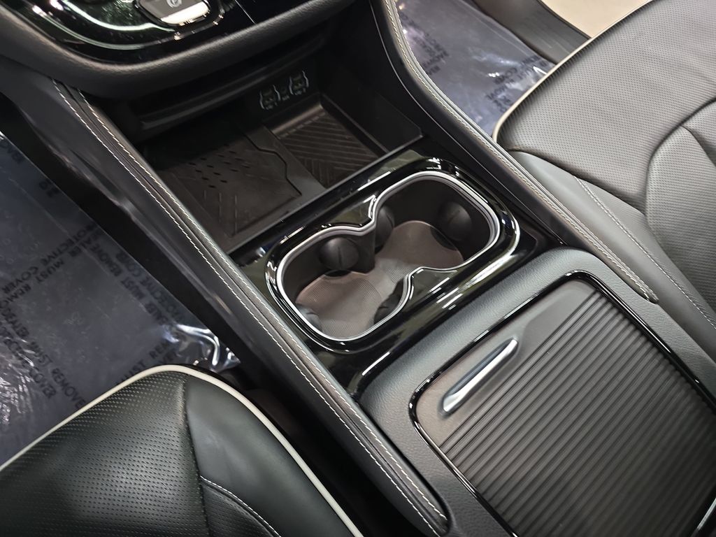 Used 2025 Chrysler Pacifica - photo 29
