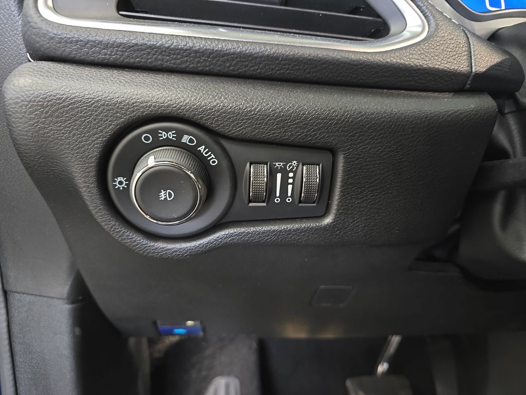 Used 2025 Chrysler Pacifica - photo 30