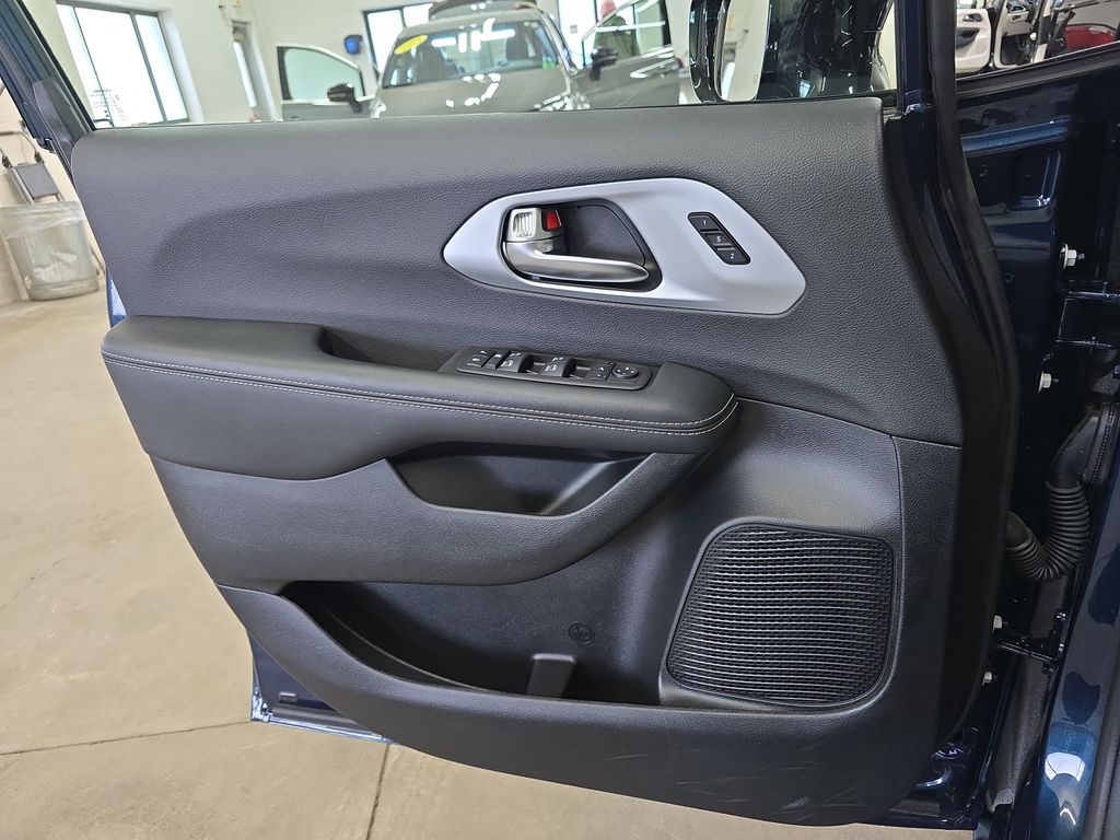 Used 2025 Chrysler Pacifica - photo 31