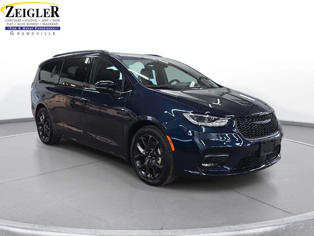 Used 2025 Chrysler Pacifica - photo 5