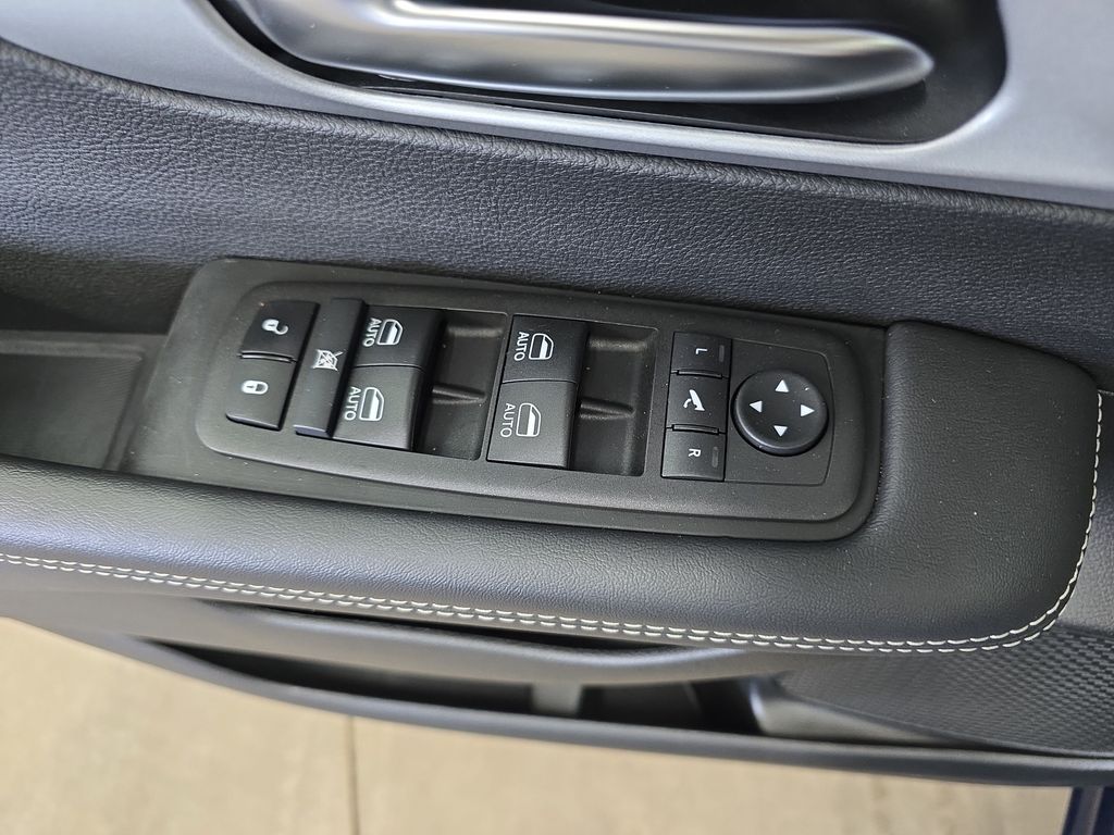 Used 2025 Chrysler Pacifica - photo 32