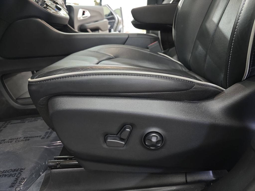 Used 2025 Chrysler Pacifica - photo 33
