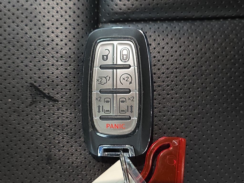 Used 2025 Chrysler Pacifica - photo 39