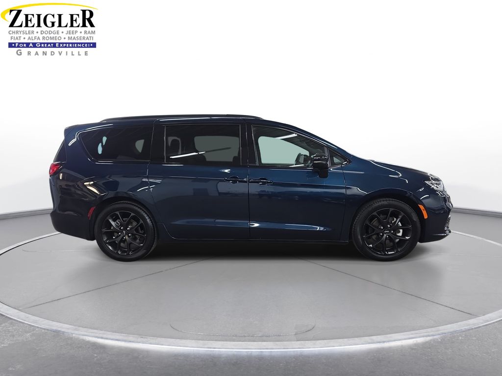 Used 2025 Chrysler Pacifica - photo 6