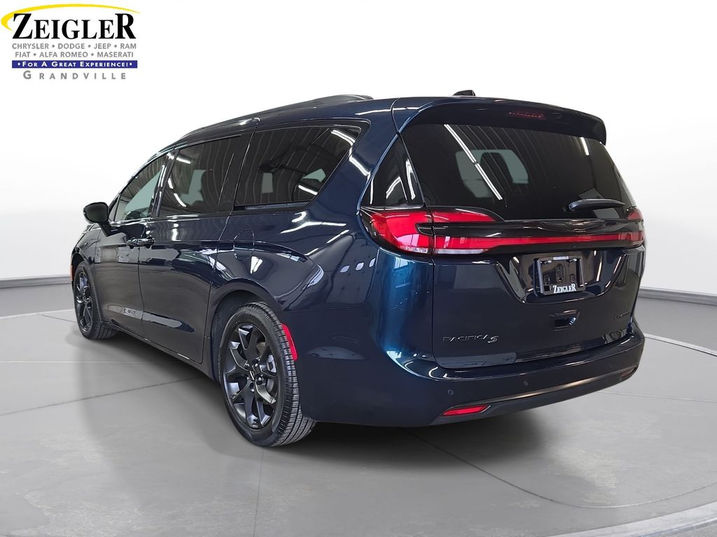 Used 2025 Chrysler Pacifica - photo 9