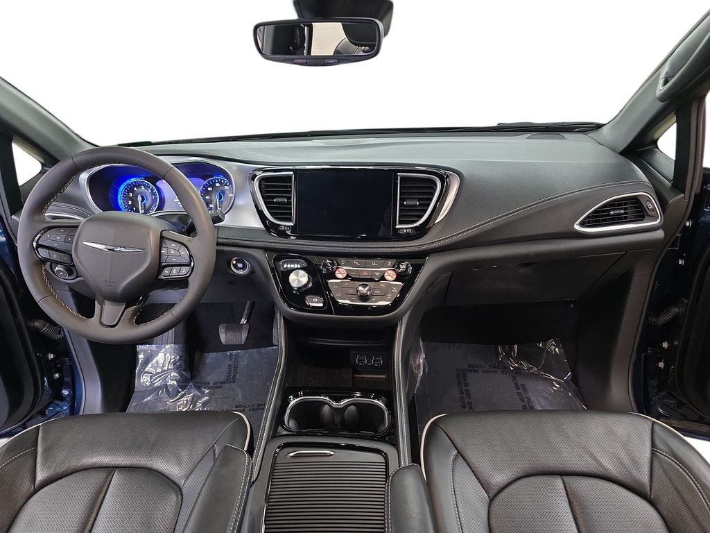 Used 2025 Chrysler Pacifica - photo 11