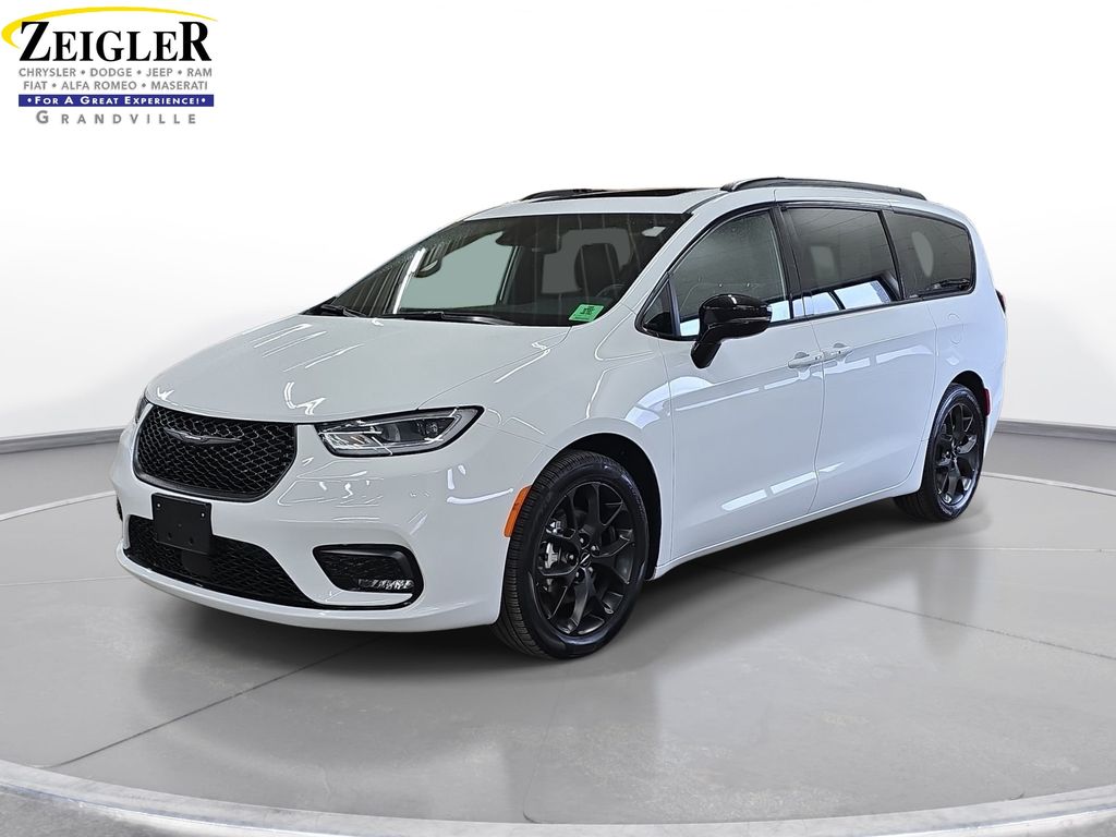 Used 2025 Chrysler Pacifica - photo 1