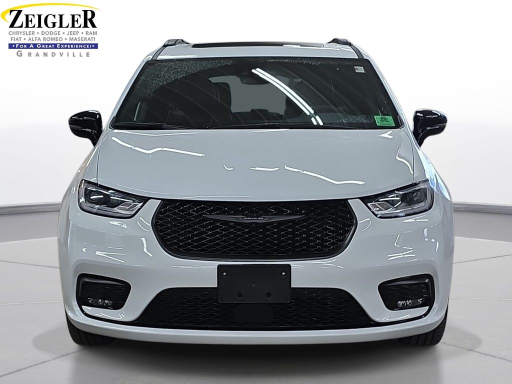 Used 2025 Chrysler Pacifica - photo 2