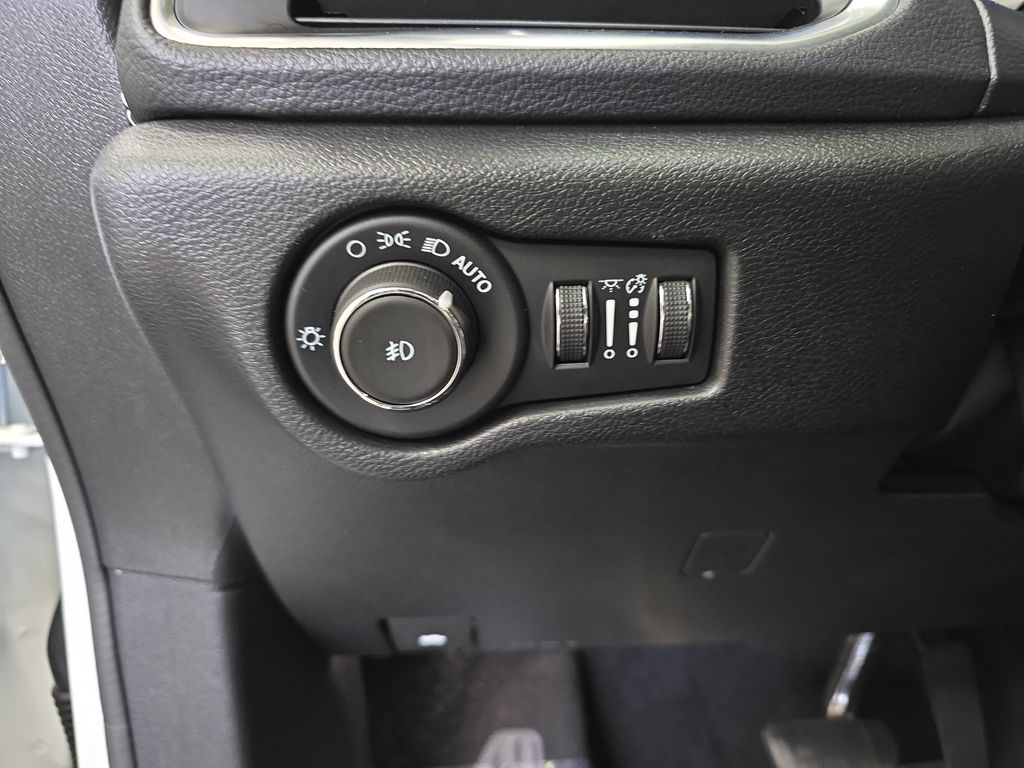 Used 2025 Chrysler Pacifica - photo 30