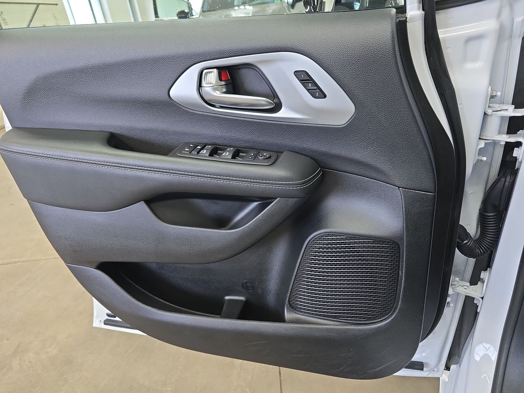 Used 2025 Chrysler Pacifica - photo 31
