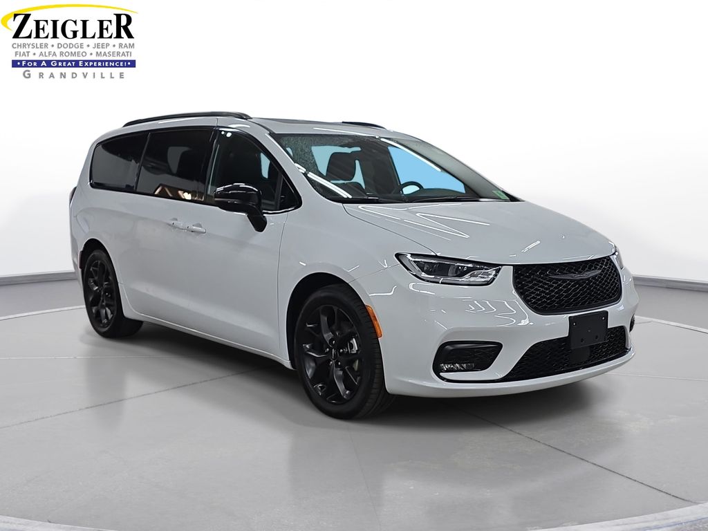 Used 2025 Chrysler Pacifica - photo 5
