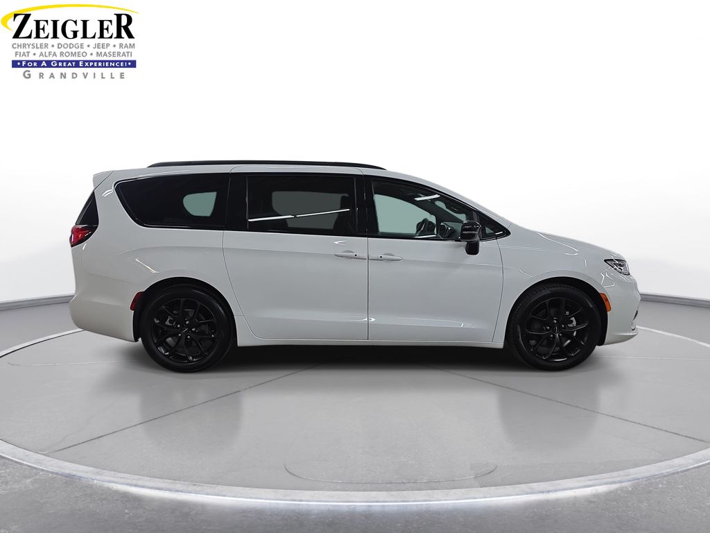 Used 2025 Chrysler Pacifica - photo 6