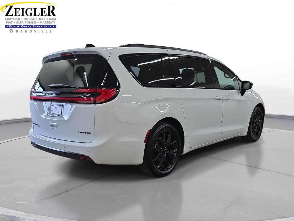 Used 2025 Chrysler Pacifica - photo 7