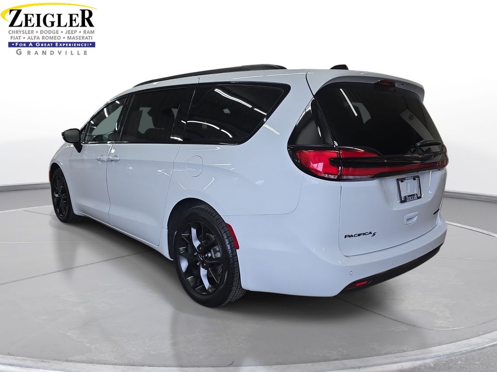 Used 2025 Chrysler Pacifica - photo 9