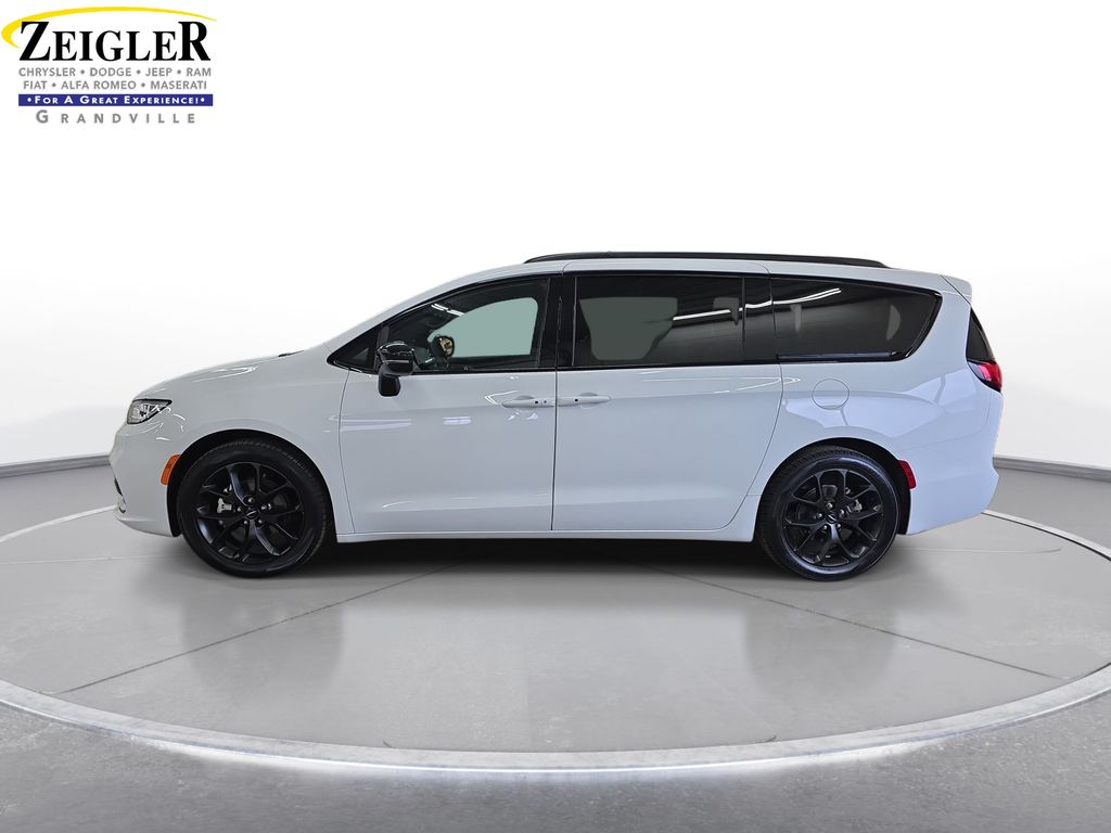 Used 2025 Chrysler Pacifica - photo 10