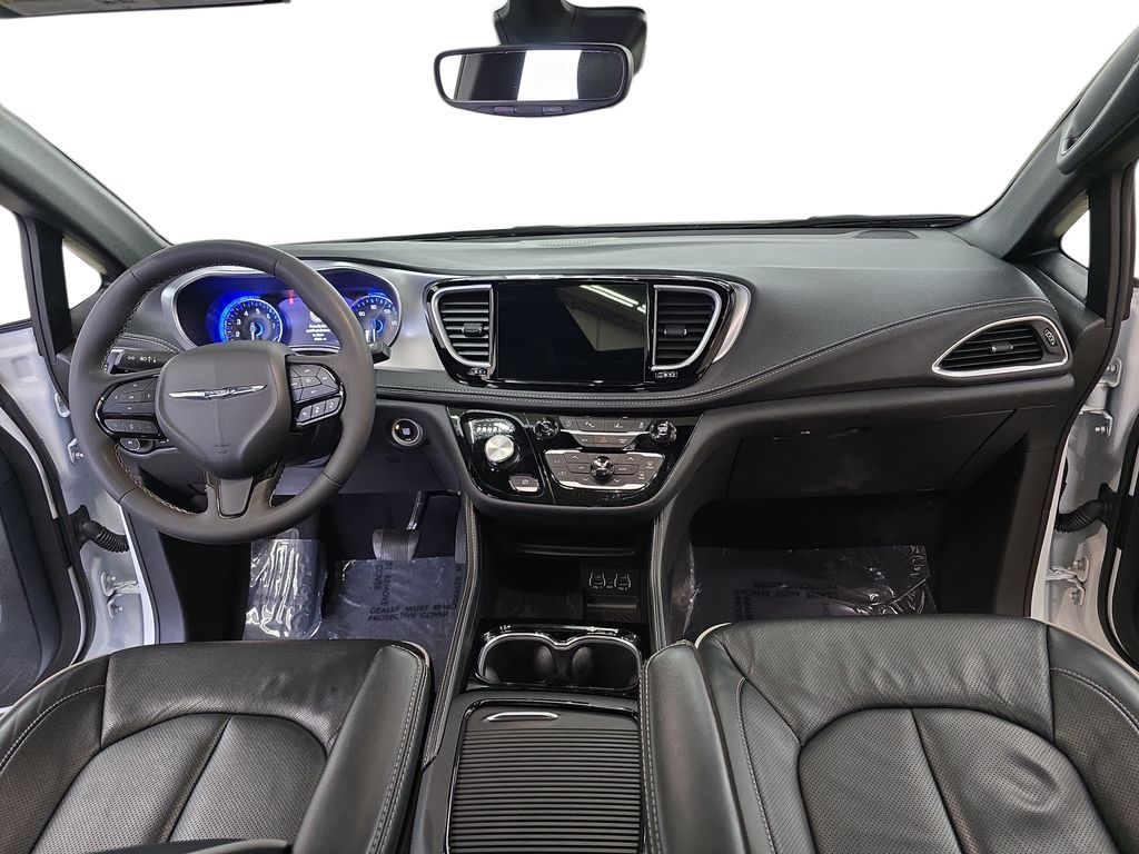 Used 2025 Chrysler Pacifica - photo 11