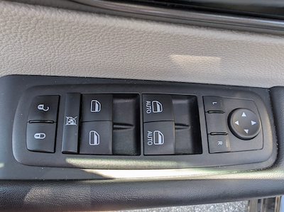 Used 2023 Chrysler Pacifica - photo 2