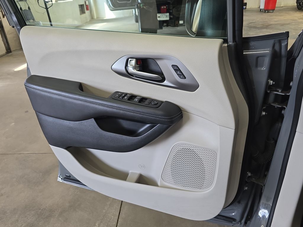 Used 2023 Chrysler Pacifica - photo 31