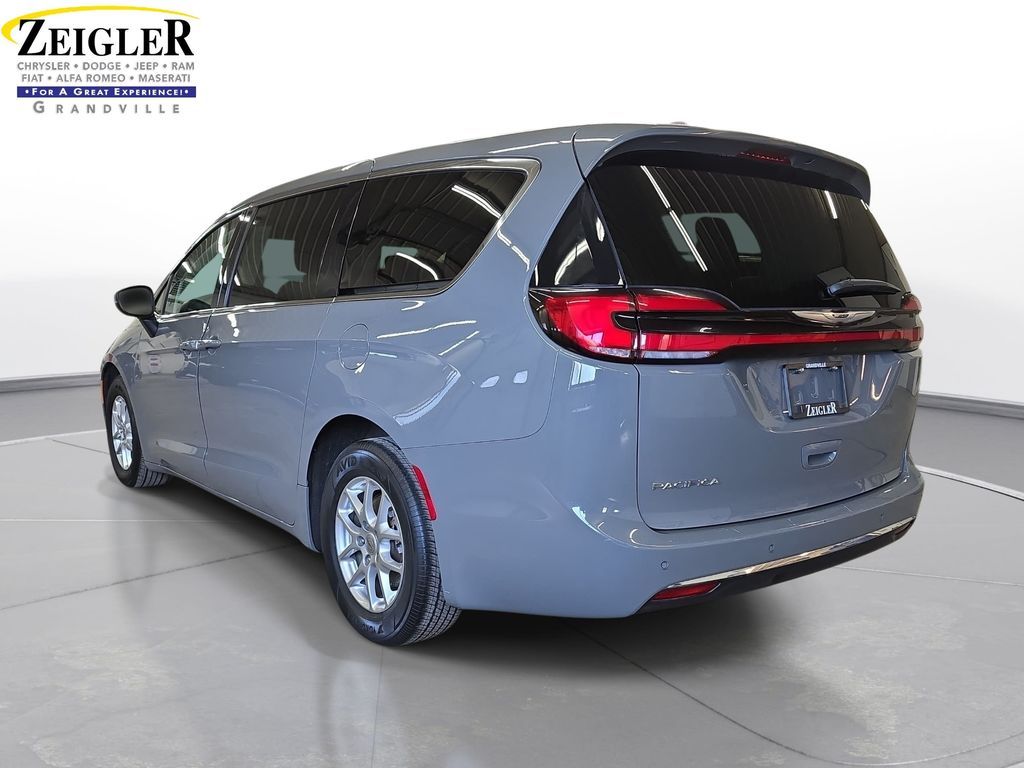 Used 2023 Chrysler Pacifica - photo 9