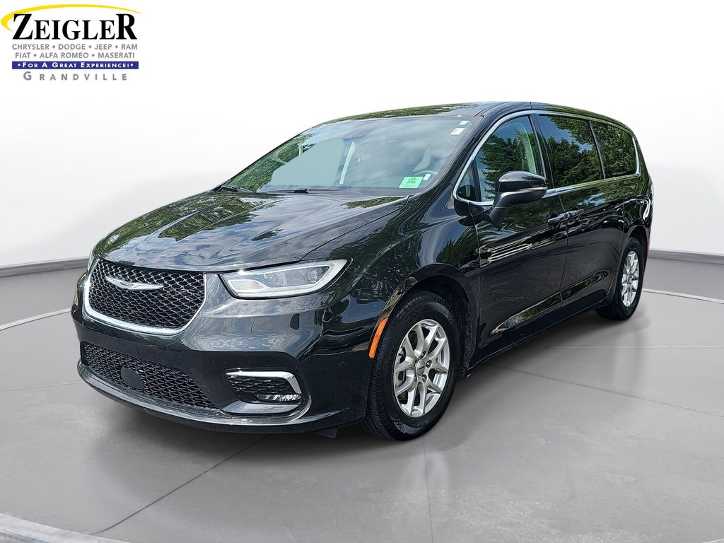 Used 2023 Chrysler Pacifica - photo 1