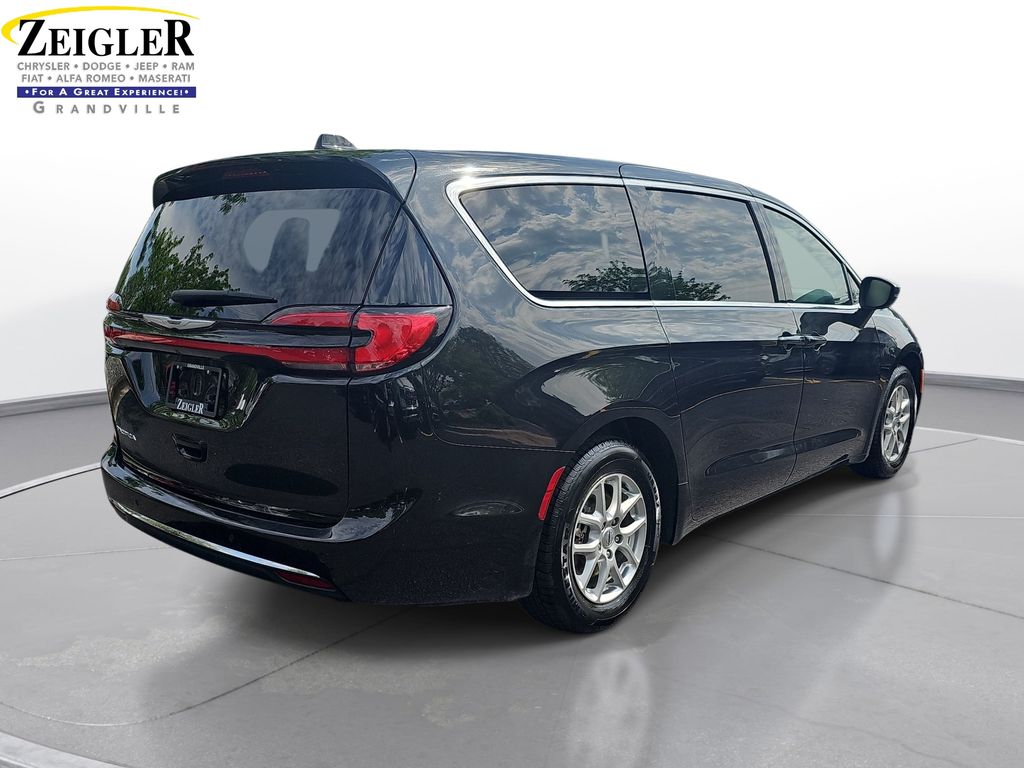 Used 2023 Chrysler Pacifica - photo 7