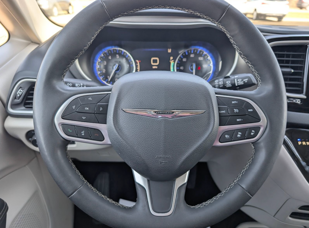 Used 2023 Chrysler Pacifica - photo 9