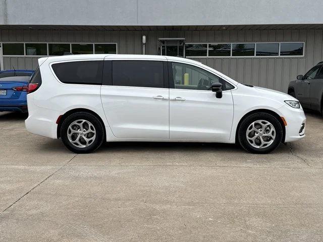Used 2024 Chrysler Pacifica - photo 2