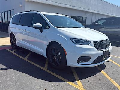 2023 Chrysler Pacifica FWD Minivan for sale #2398142 - photo 2