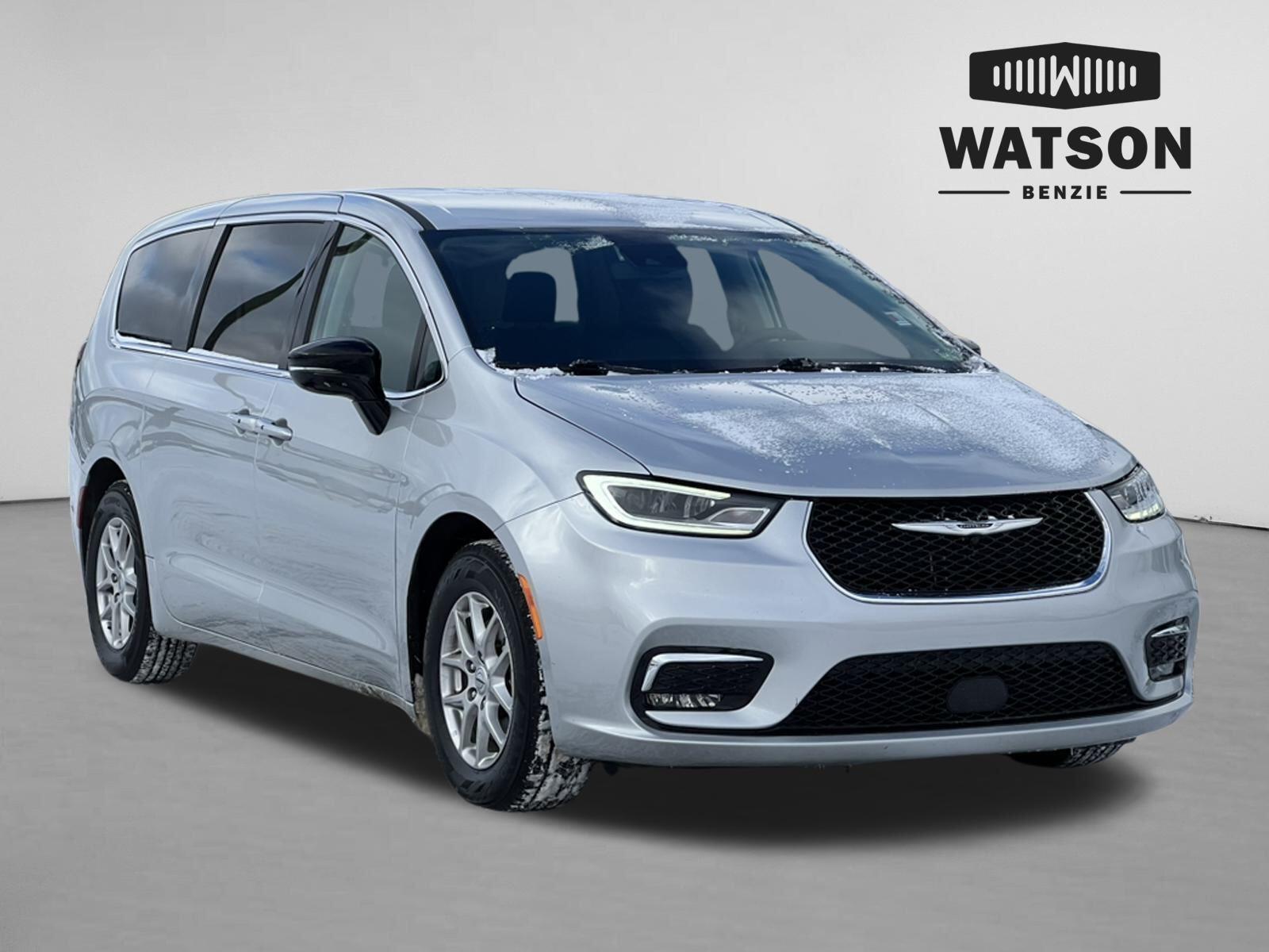 Used 2024 Chrysler Pacifica Touring L Minivan - photo 1
