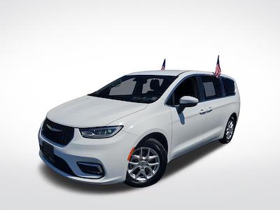 Used 2023 Chrysler Pacifica - photo 1