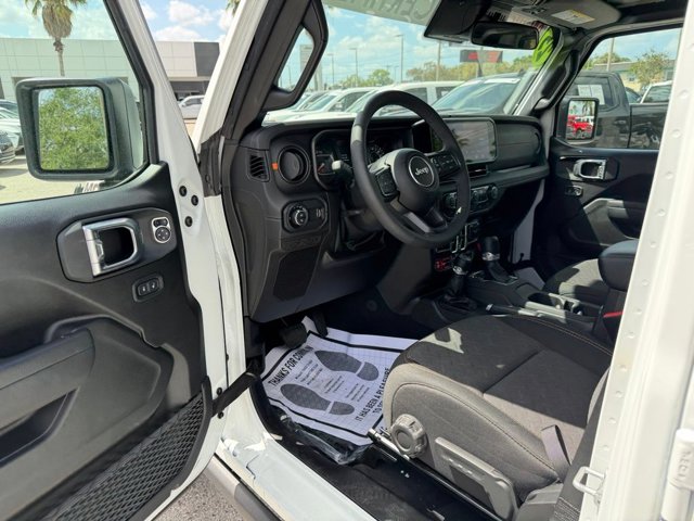 Used 2025 Jeep Gladiator - photo 17