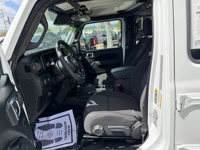 Used 2025 Jeep Gladiator - photo 18