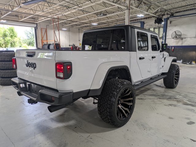 Used 2022 Jeep Gladiator - photo 2