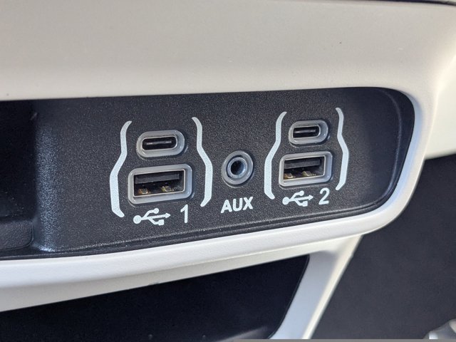 Used 2024 Chrysler Pacifica - photo 8
