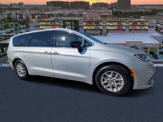 Used 2024 Chrysler Pacifica Touring L Minivan - photo 1