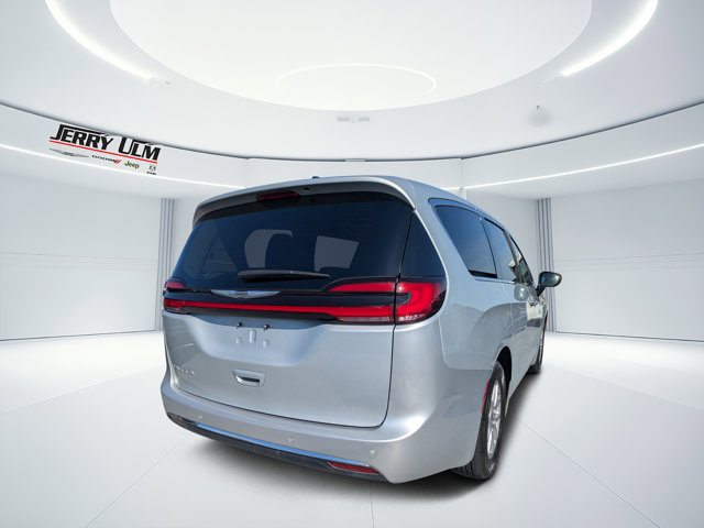 Used 2024 Chrysler Pacifica Touring L Minivan - photo 2