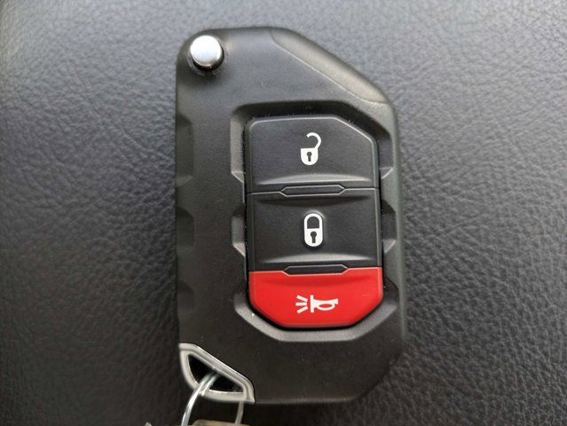Used 2025 Jeep Gladiator - photo 33