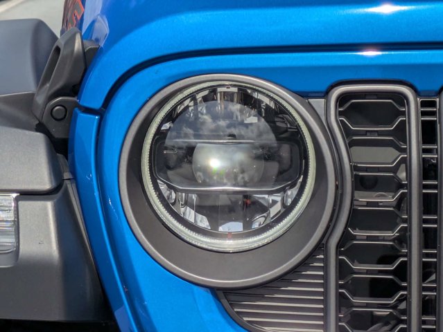 Used 2025 Jeep Gladiator - photo 11