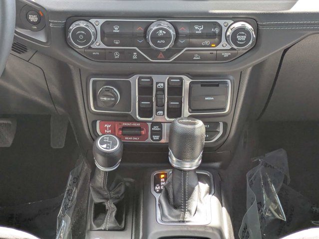 Used 2025 Jeep Gladiator - photo 21