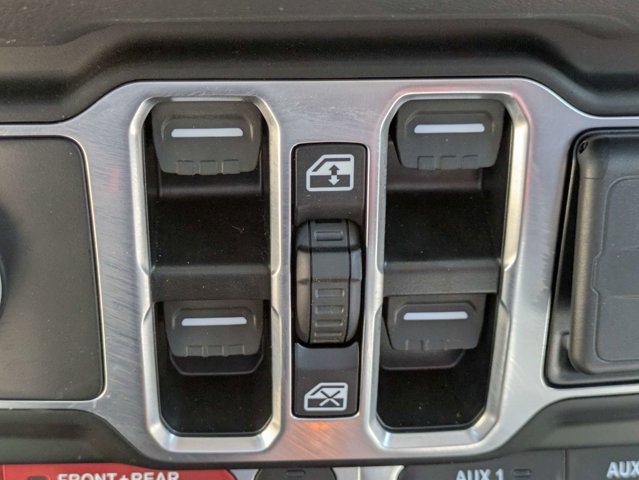 Used 2025 Jeep Gladiator - photo 25